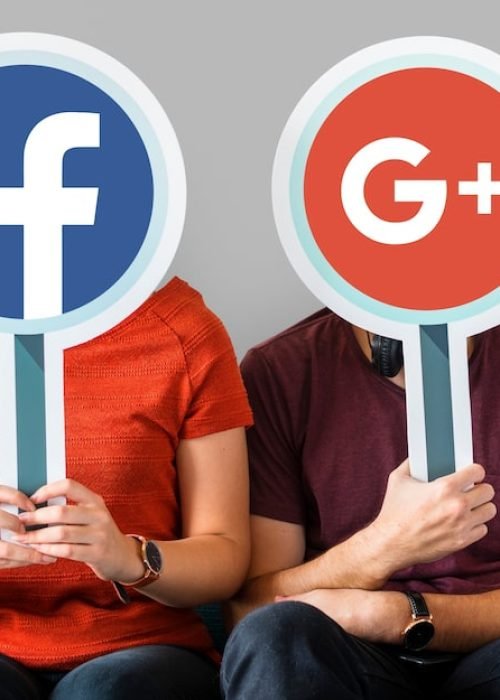 couple-holding-social-media-icons_53876-40594