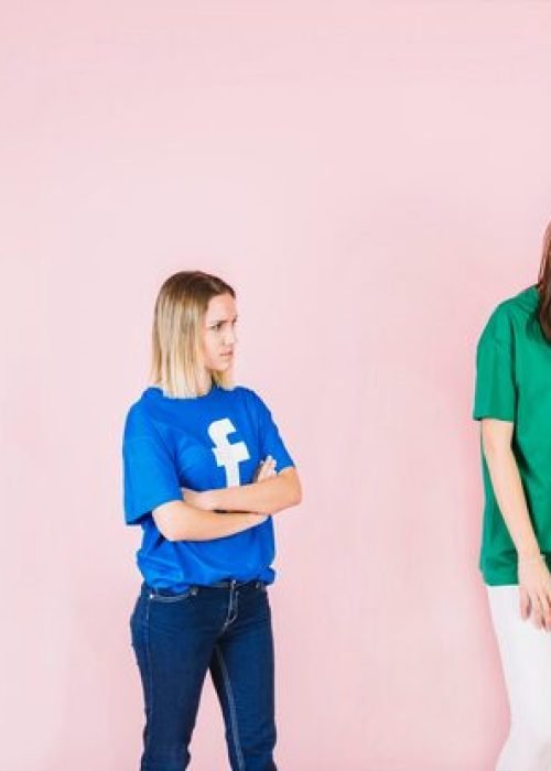 woman-facebook-t-shirt-looking-happy-couple-using-cellphone_23-2147842137